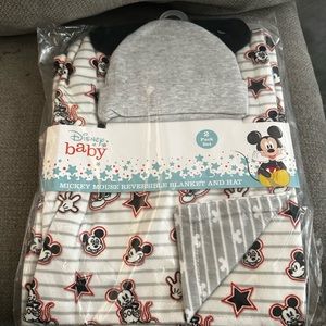 Mickey Mouse reversible blanket and hat
